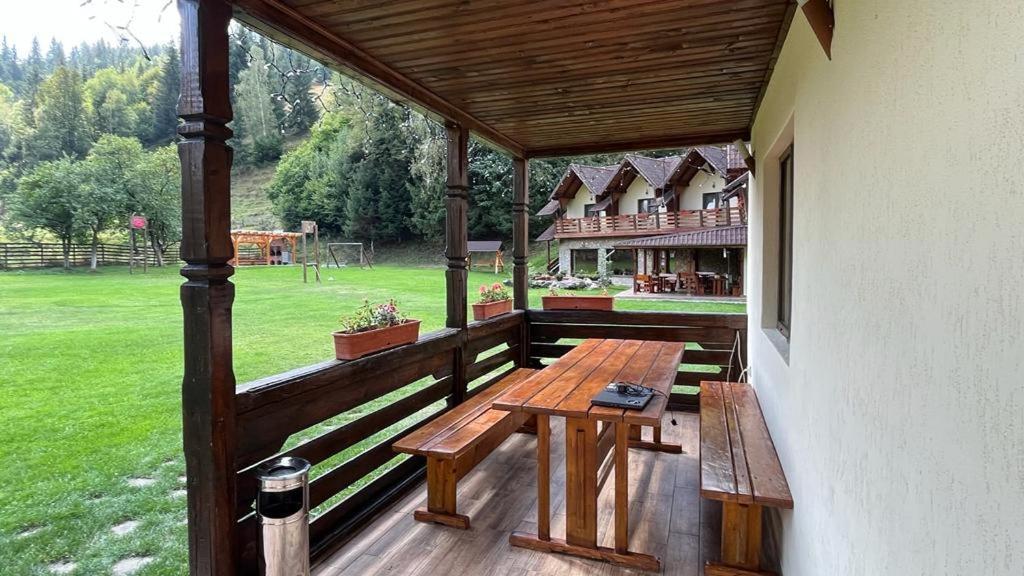 Hotel Pietrele Doamnei Pojorîta Exterior foto